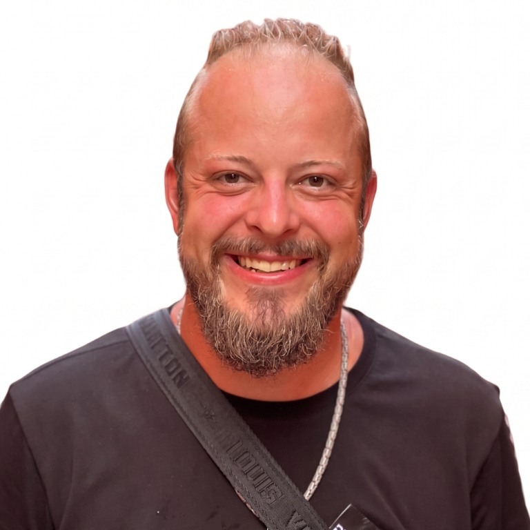 Heiler und Wegbegleiter Florian Janta strahlt Ruhe und Präsenz für seine Klientinnen aus.